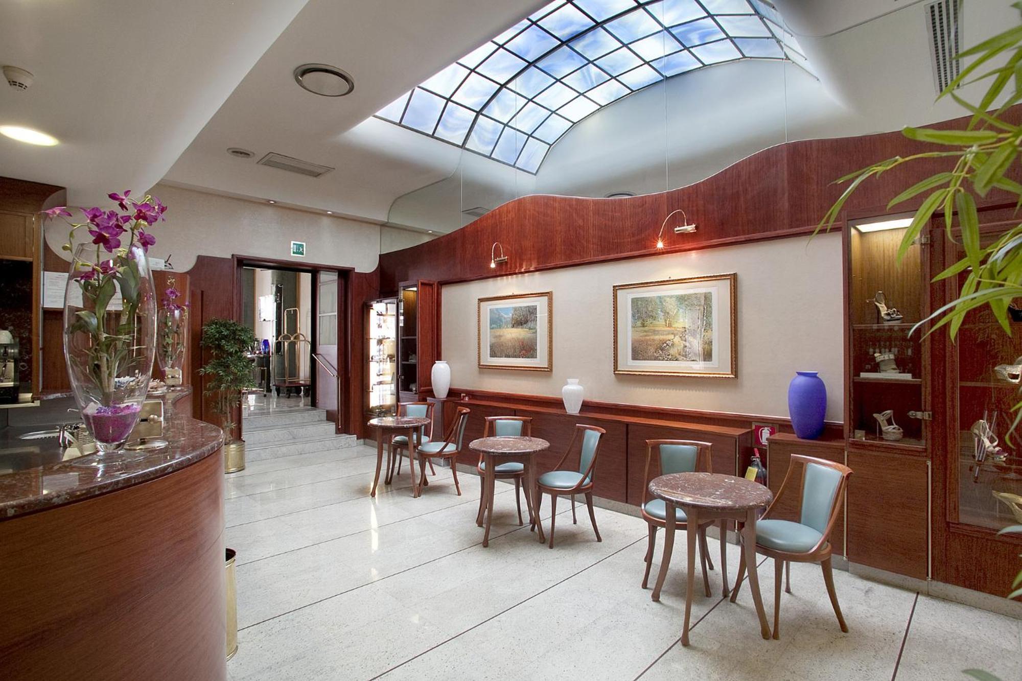 Palace Hotel Чивитанова-Марке Экстерьер фото