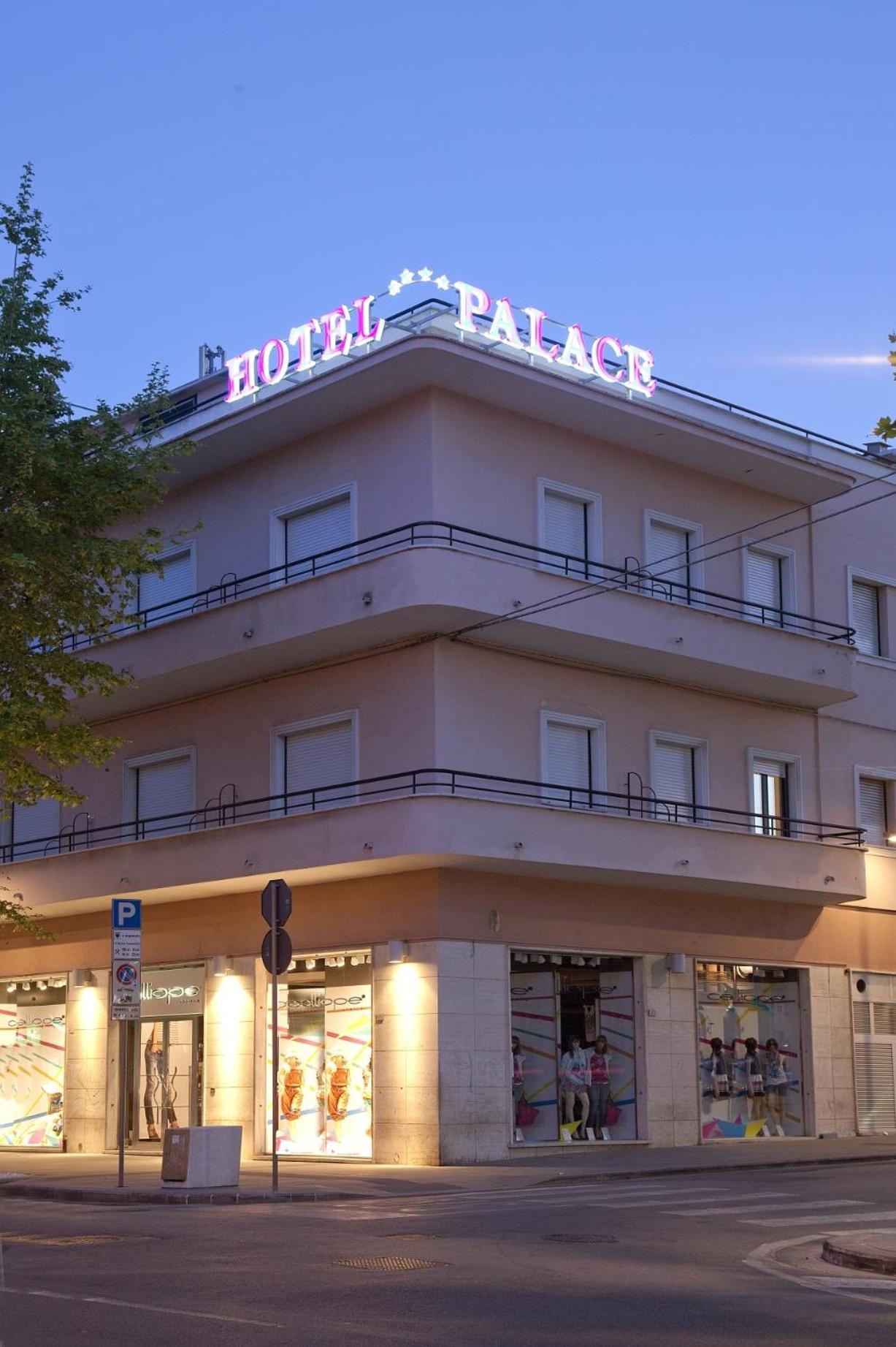 Palace Hotel Чивитанова-Марке Экстерьер фото
