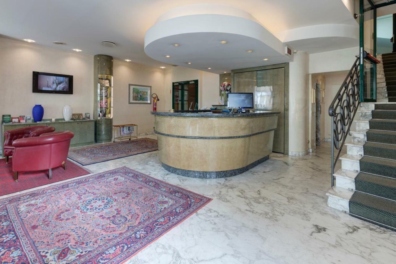 Palace Hotel Чивитанова-Марке Экстерьер фото
